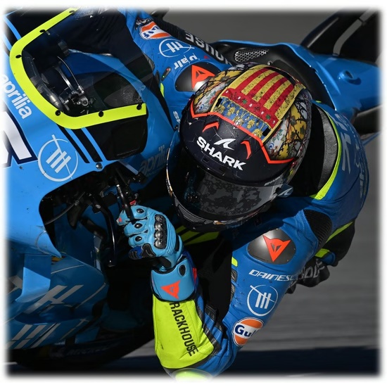 Raúl Fernández sobre la moto con el casco SHARK Aeron GP edición Valencia, vista superior